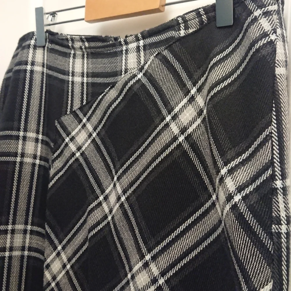 Black & grey plaid skirt - Picture 2 of 8